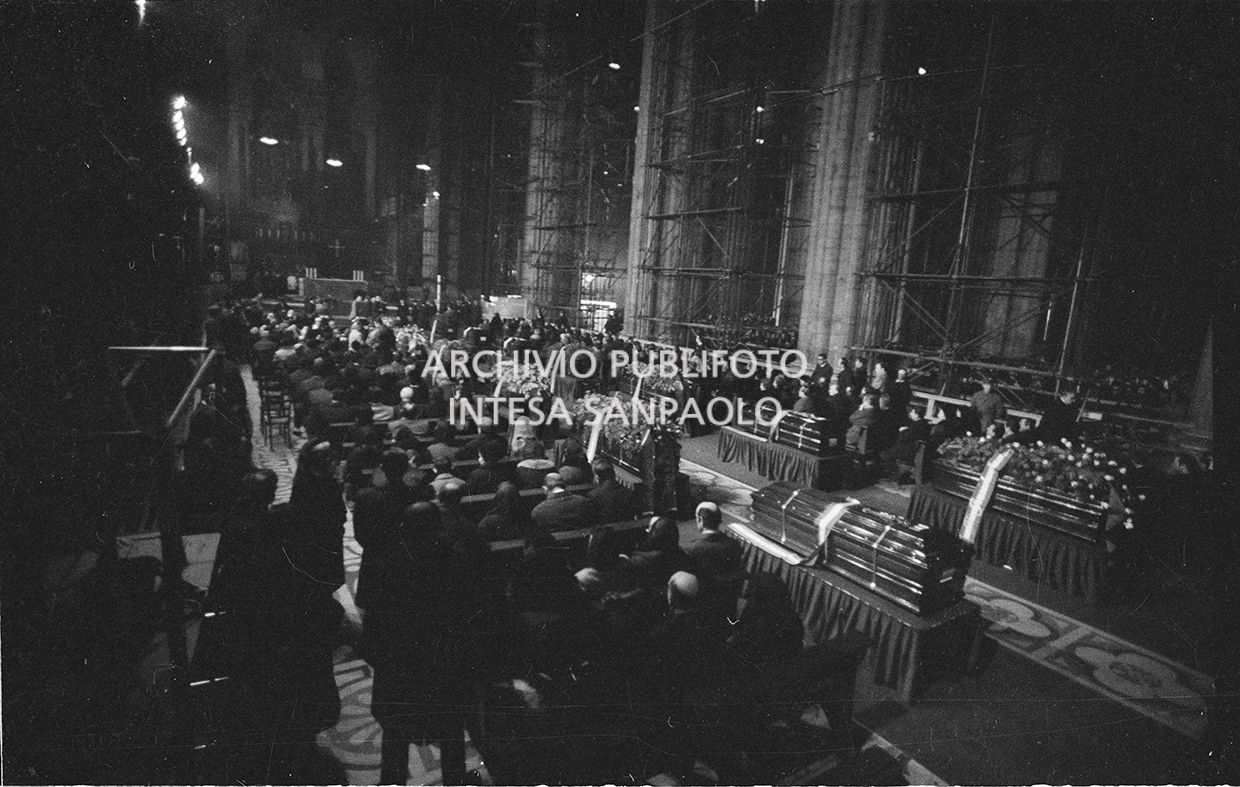 Strage di piazza Fontana: funerali delle vittime in piazza del Duomo e danni alla Banca Nazionale dell'Agricoltura di Milano