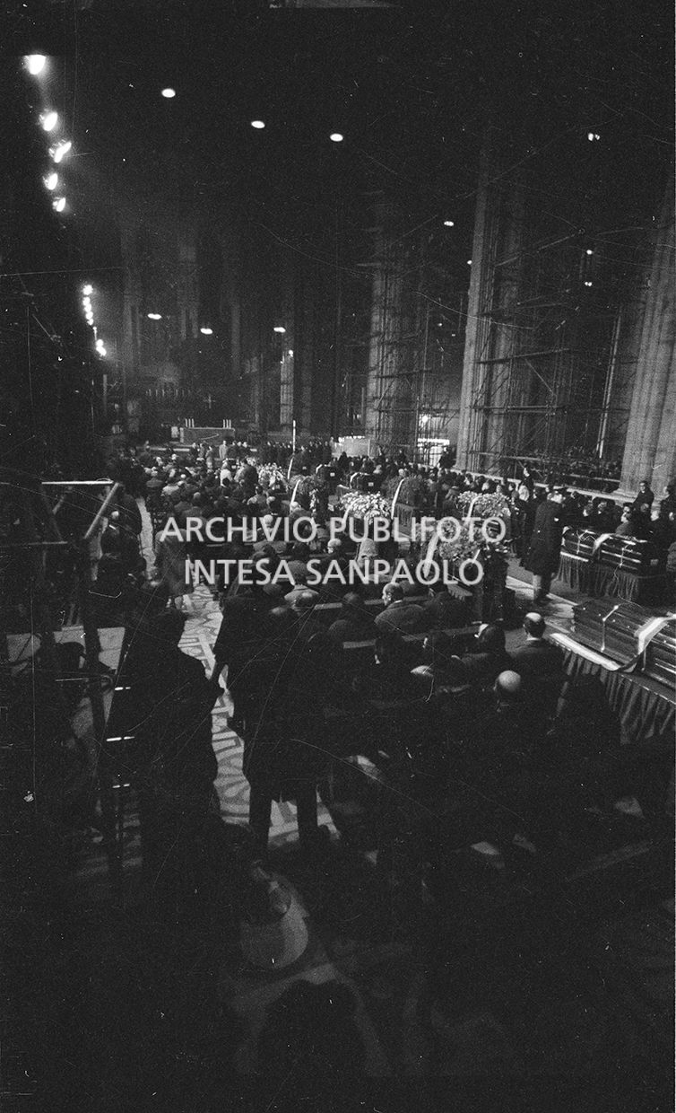 Strage di piazza Fontana: funerali delle vittime in piazza del Duomo e danni alla Banca Nazionale dell'Agricoltura di Milano