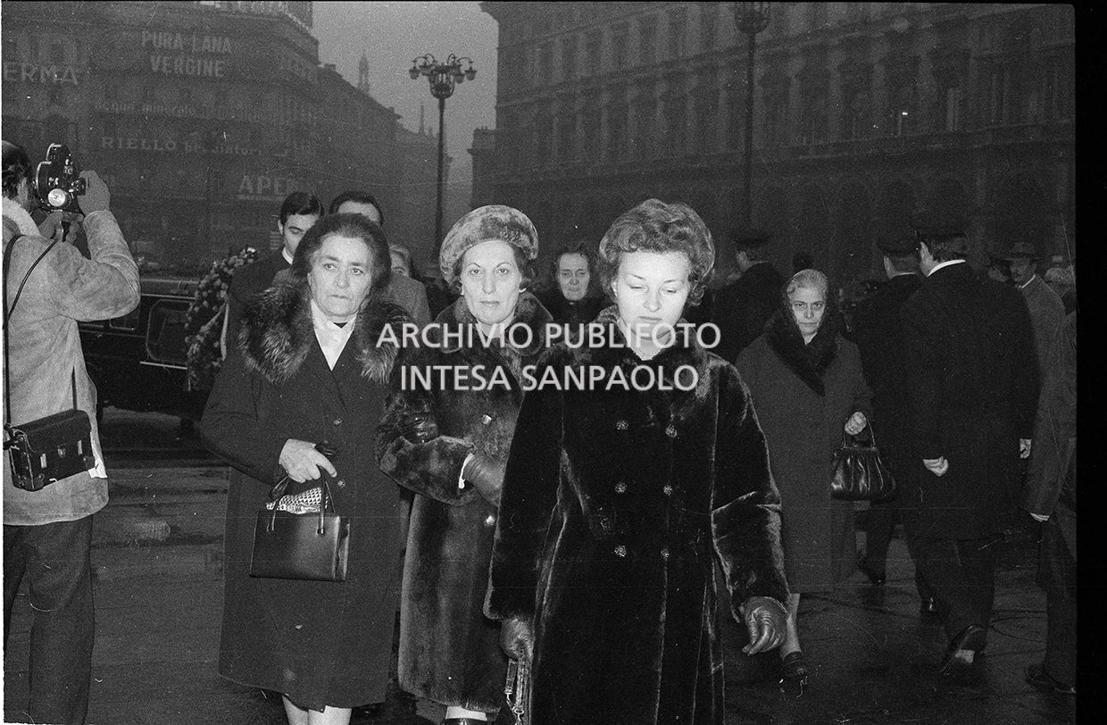 Strage di piazza Fontana: funerali delle vittime in piazza del Duomo e danni alla Banca Nazionale dell'Agricoltura di Milano