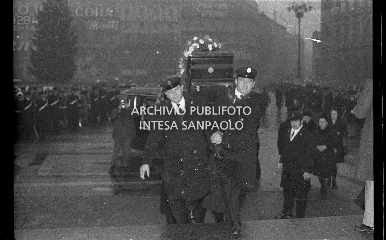 Strage di piazza Fontana: funerali delle vittime in piazza del Duomo e danni alla Banca Nazionale dell'Agricoltura di Milano