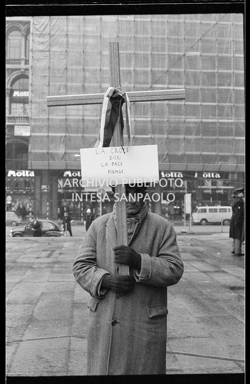 Strage di piazza Fontana: funerali delle vittime in piazza del Duomo e danni alla Banca Nazionale dell'Agricoltura di Milano