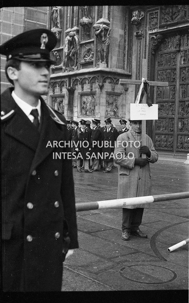 Strage di piazza Fontana: funerali delle vittime in piazza del Duomo e danni alla Banca Nazionale dell'Agricoltura di Milano