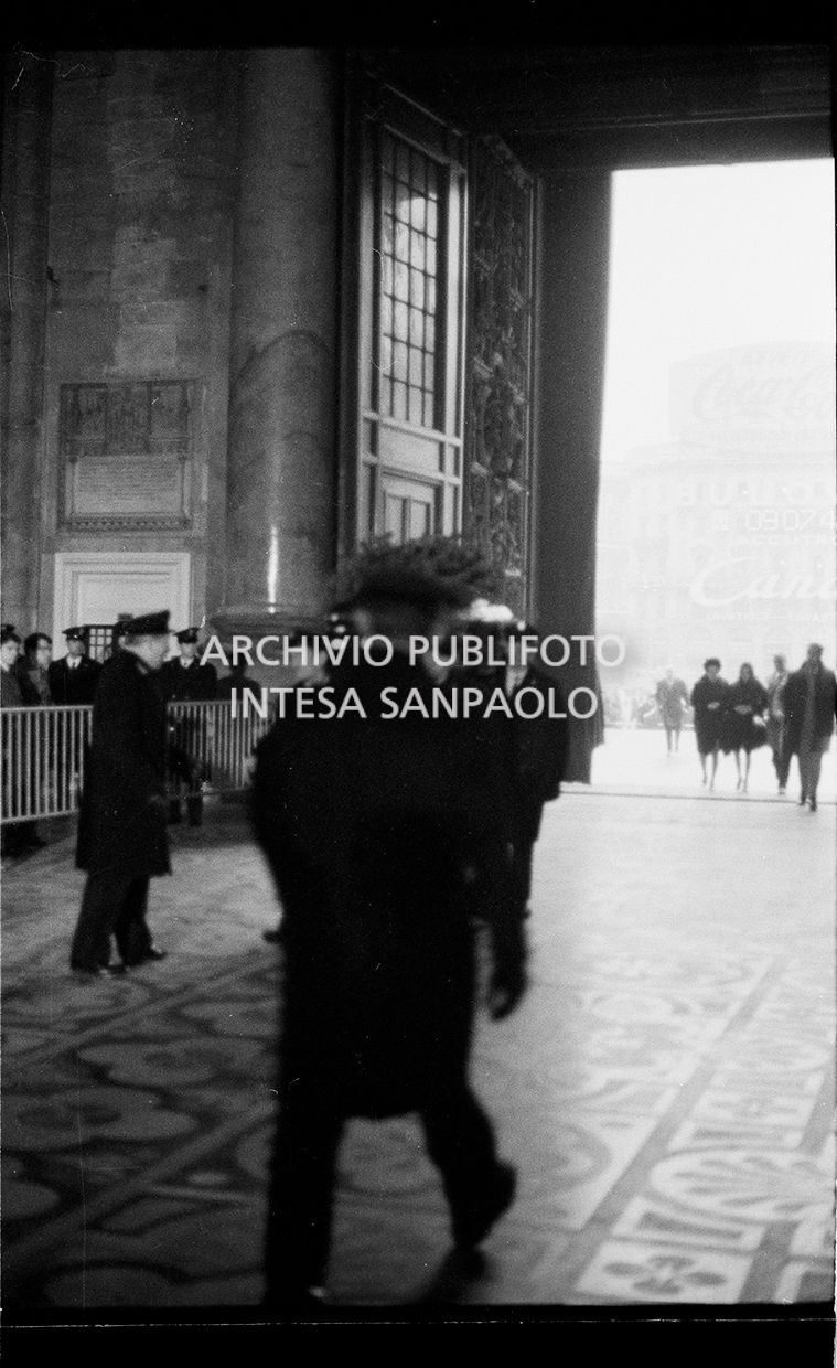 Strage di piazza Fontana: funerali delle vittime in piazza del Duomo e danni alla Banca Nazionale dell'Agricoltura di Milano