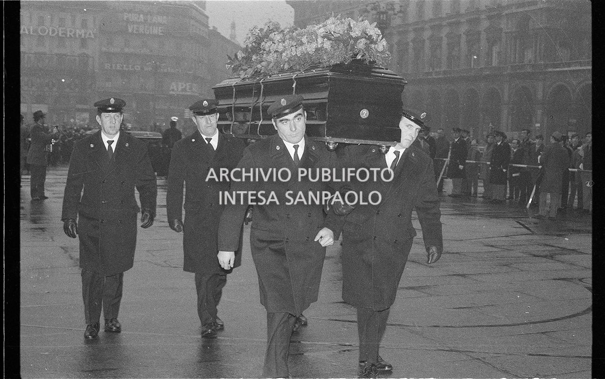 Strage di piazza Fontana: funerali delle vittime in piazza del Duomo e danni alla Banca Nazionale dell'Agricoltura di Milano