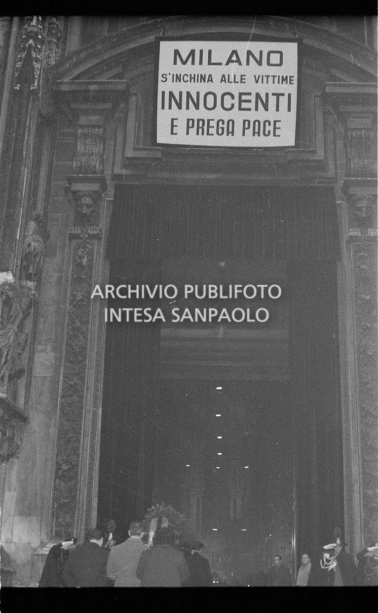 Strage di piazza Fontana: funerali delle vittime in piazza del Duomo e danni alla Banca Nazionale dell'Agricoltura di Milano