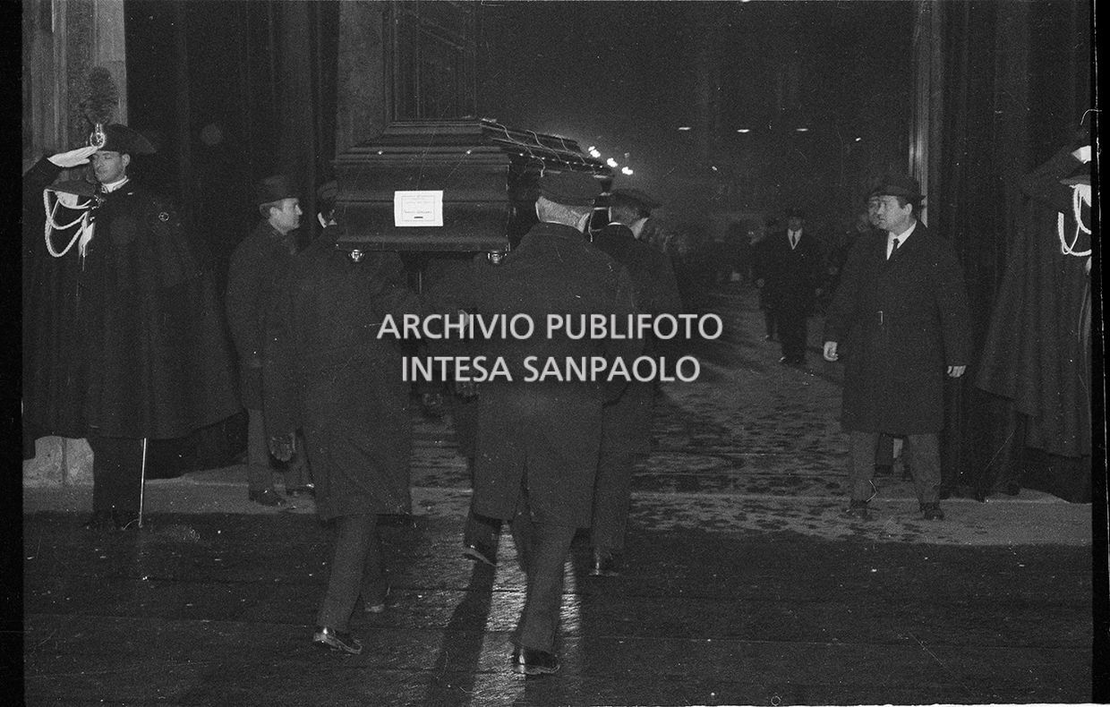 Strage di piazza Fontana: funerali delle vittime in piazza del Duomo e danni alla Banca Nazionale dell'Agricoltura di Milano