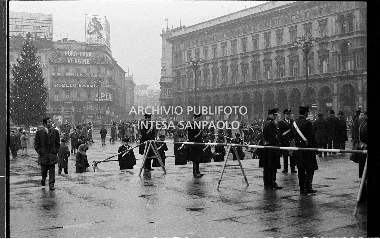 Strage di piazza Fontana: funerali delle vittime in piazza del Duomo e danni alla Banca Nazionale dell'Agricoltura di Milano
