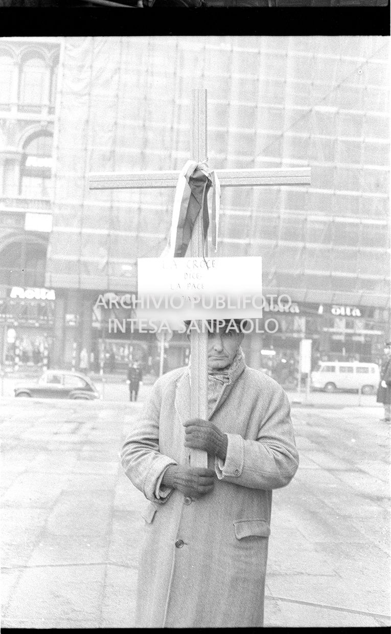 Strage di piazza Fontana: funerali delle vittime in piazza del Duomo e danni alla Banca Nazionale dell'Agricoltura di Milano