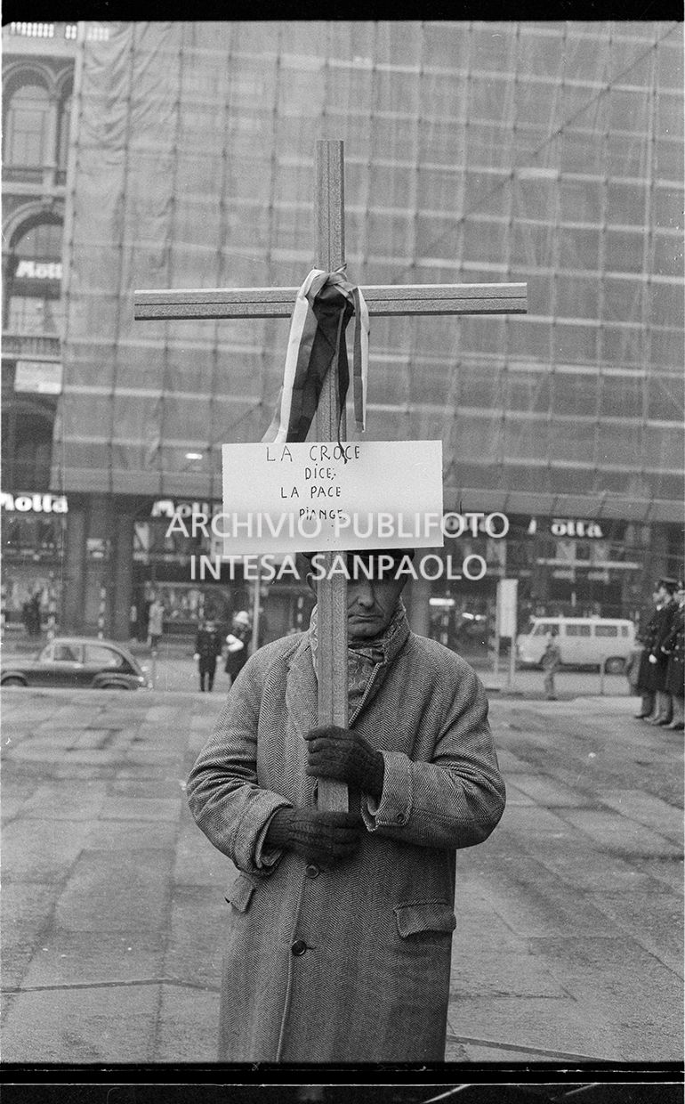 Strage di piazza Fontana: funerali delle vittime in piazza del Duomo e danni alla Banca Nazionale dell'Agricoltura di Milano