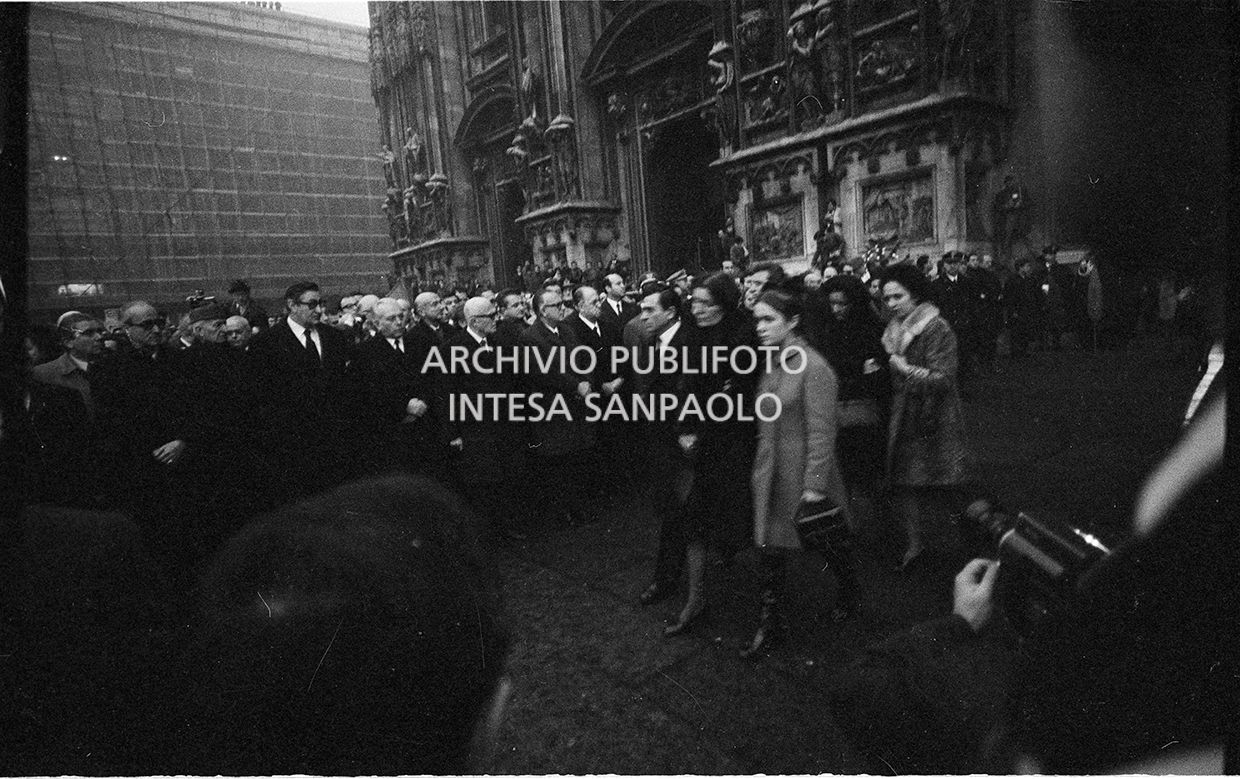 Strage di piazza Fontana: funerali delle vittime in piazza del Duomo e danni alla Banca Nazionale dell'Agricoltura di Milano