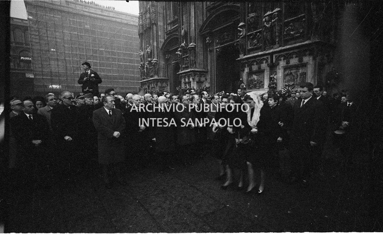 Strage di piazza Fontana: funerali delle vittime in piazza del Duomo e danni alla Banca Nazionale dell'Agricoltura di Milano