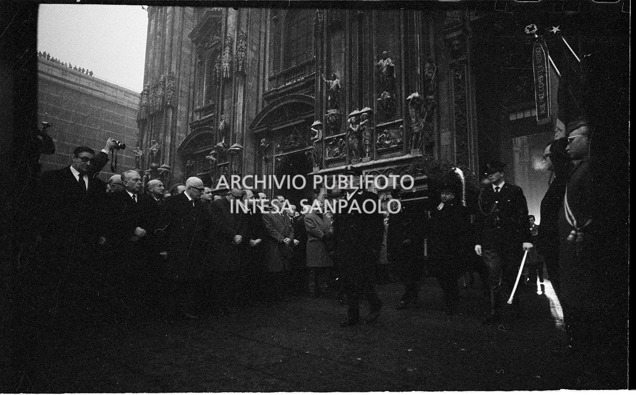 Strage di piazza Fontana: funerali delle vittime in piazza del Duomo e danni alla Banca Nazionale dell'Agricoltura di Milano