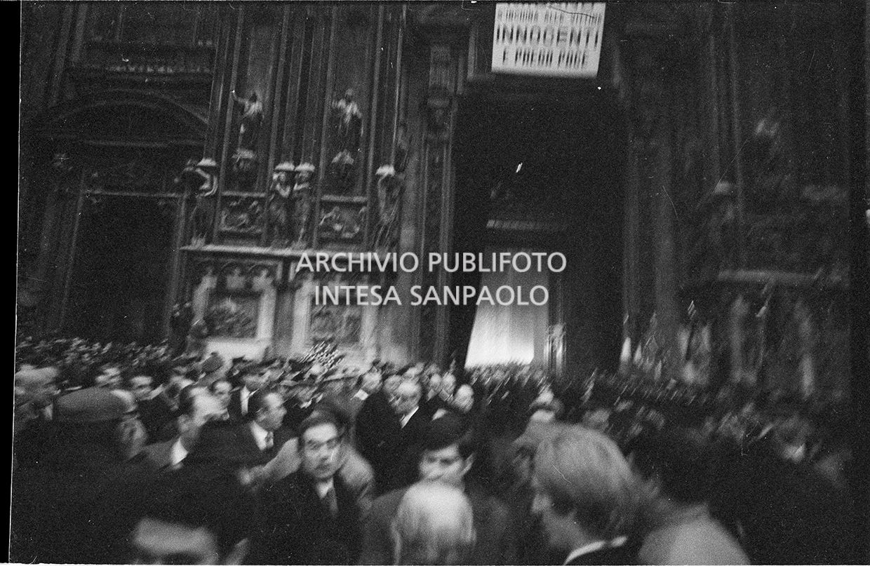 Strage di piazza Fontana: funerali delle vittime in piazza del Duomo e danni alla Banca Nazionale dell'Agricoltura di Milano