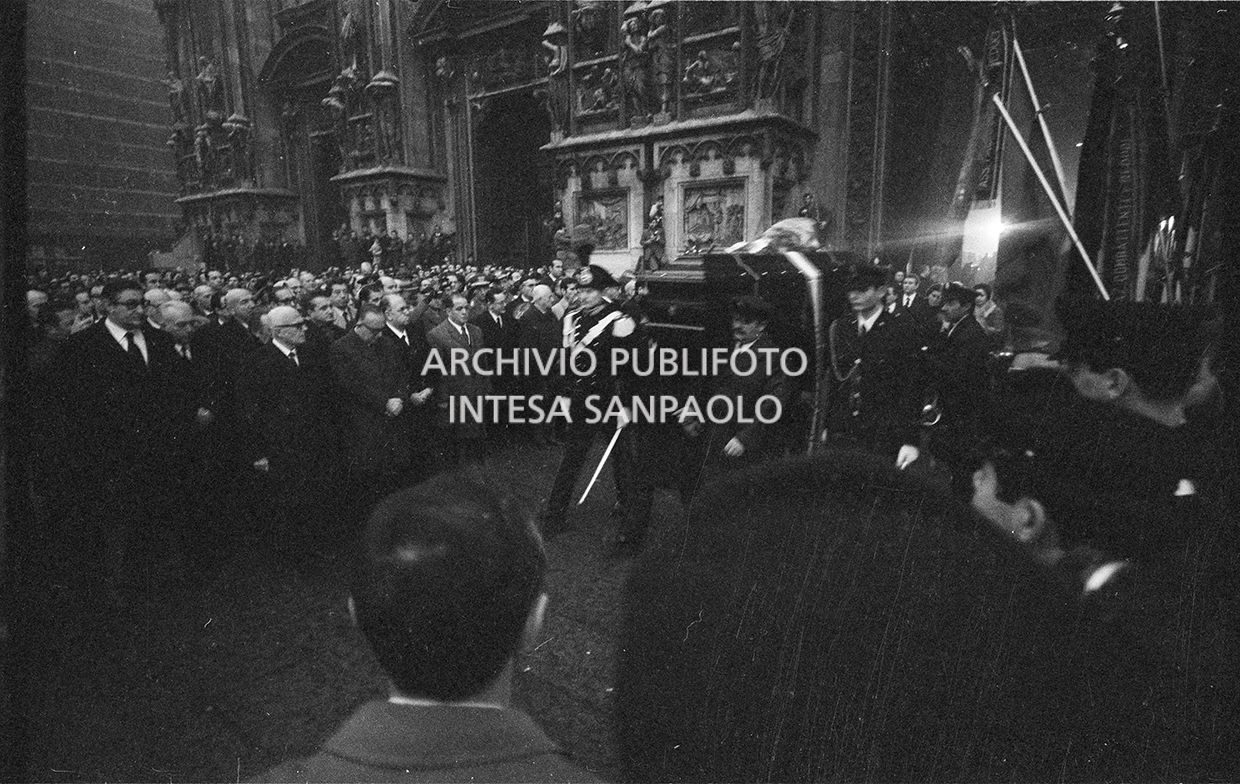 Strage di piazza Fontana: funerali delle vittime in piazza del Duomo e danni alla Banca Nazionale dell'Agricoltura di Milano