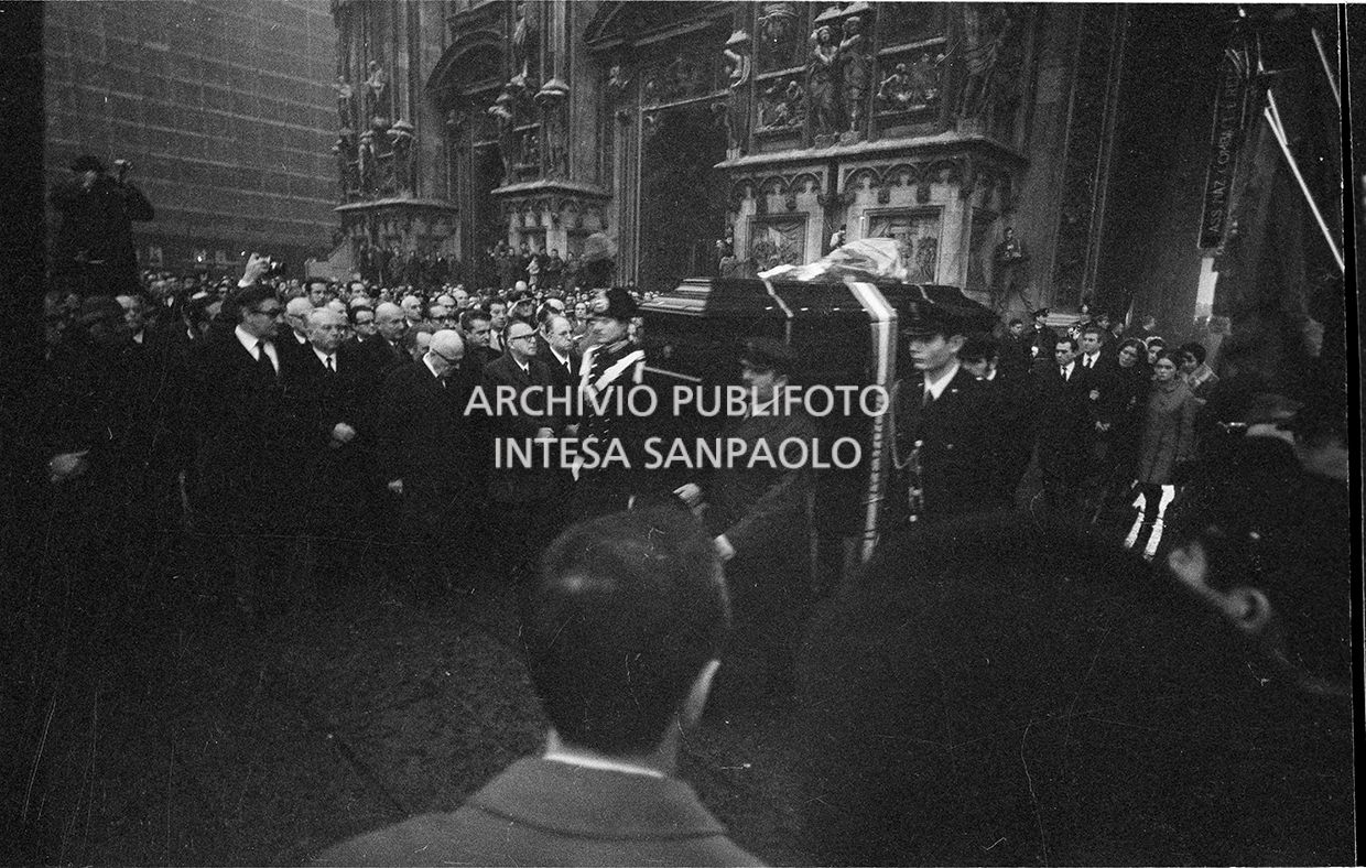 Strage di piazza Fontana: funerali delle vittime in piazza del Duomo e danni alla Banca Nazionale dell'Agricoltura di Milano