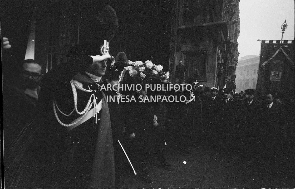 Strage di piazza Fontana: funerali delle vittime in piazza del Duomo e danni alla Banca Nazionale dell'Agricoltura di Milano