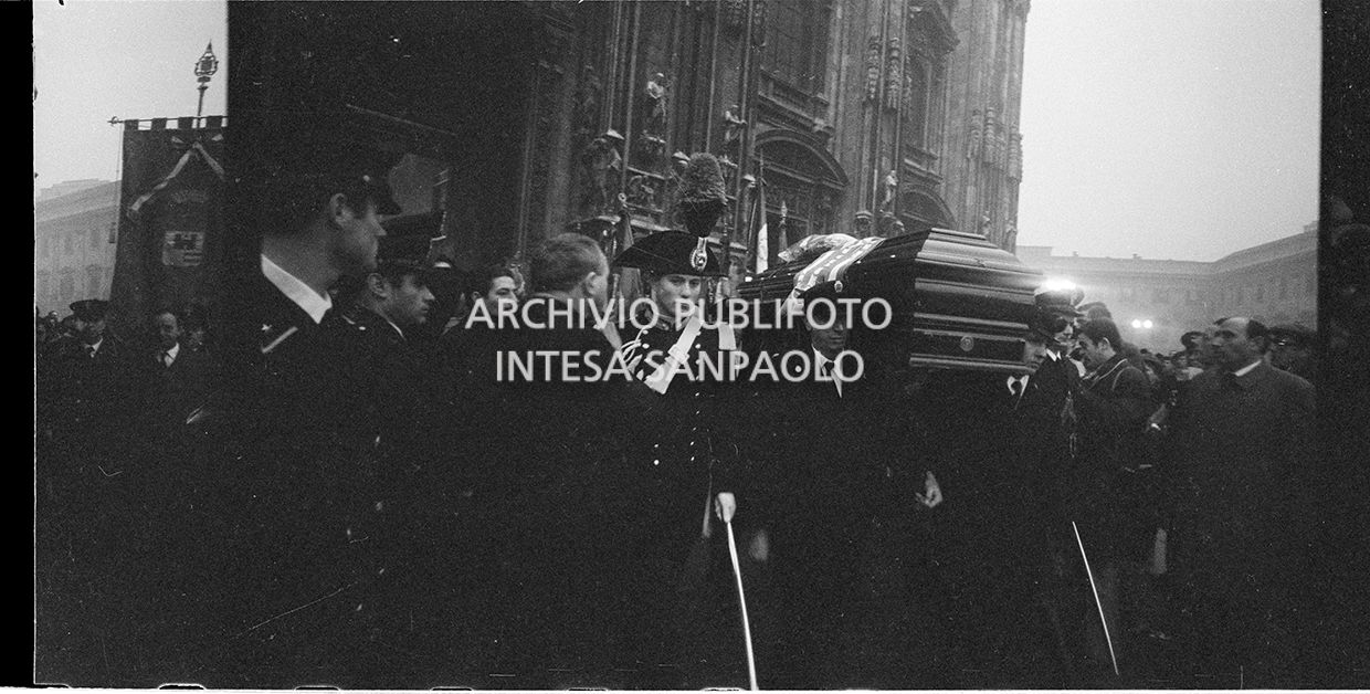 Strage di piazza Fontana: funerali delle vittime in piazza del Duomo e danni alla Banca Nazionale dell'Agricoltura di Milano