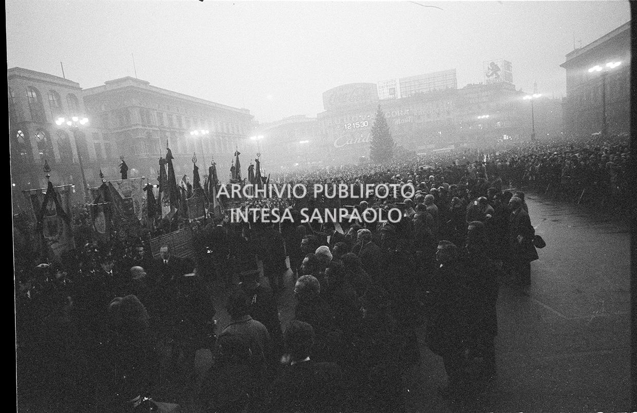 Strage di piazza Fontana: funerali delle vittime in piazza del Duomo e danni alla Banca Nazionale dell'Agricoltura di Milano