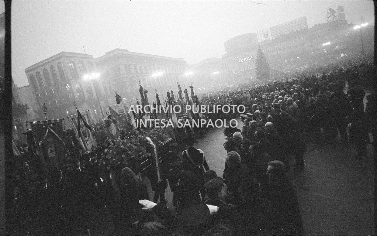 Strage di piazza Fontana: funerali delle vittime in piazza del Duomo e danni alla Banca Nazionale dell'Agricoltura di Milano