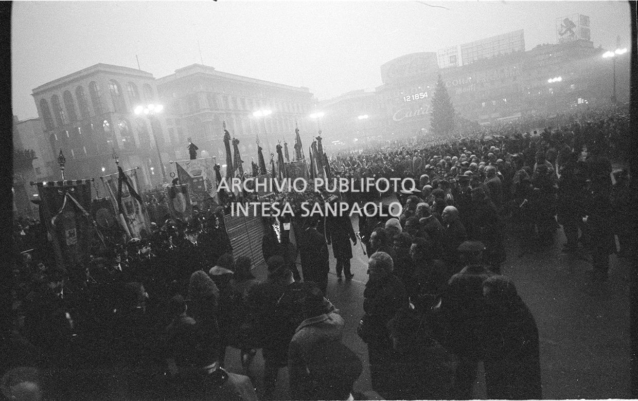 Strage di piazza Fontana: funerali delle vittime in piazza del Duomo e danni alla Banca Nazionale dell'Agricoltura di Milano