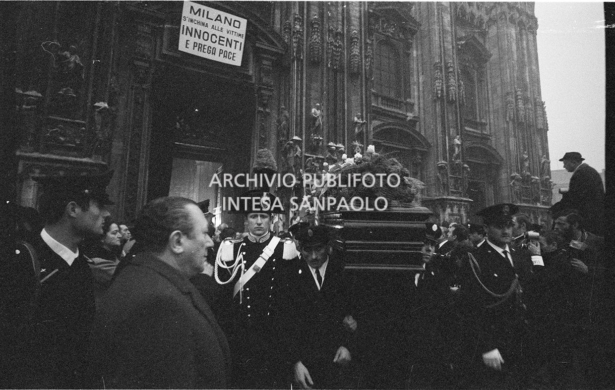 Strage di piazza Fontana: funerali delle vittime in piazza del Duomo e danni alla Banca Nazionale dell'Agricoltura di Milano