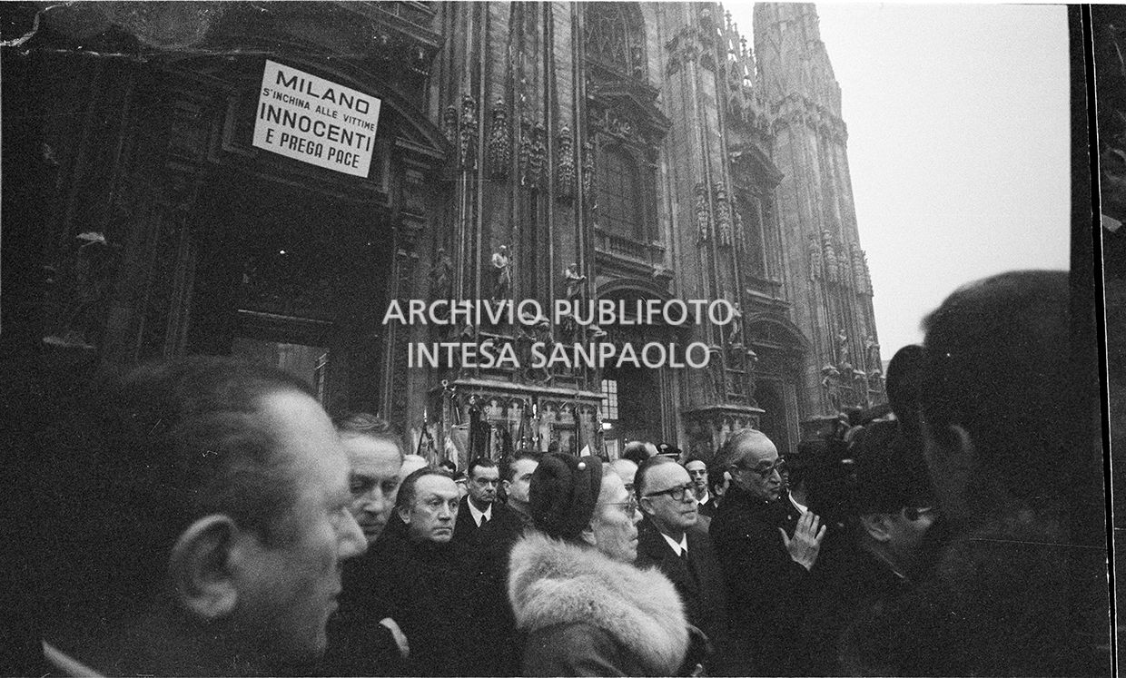 Strage di piazza Fontana: funerali delle vittime in piazza del Duomo e danni alla Banca Nazionale dell'Agricoltura di Milano