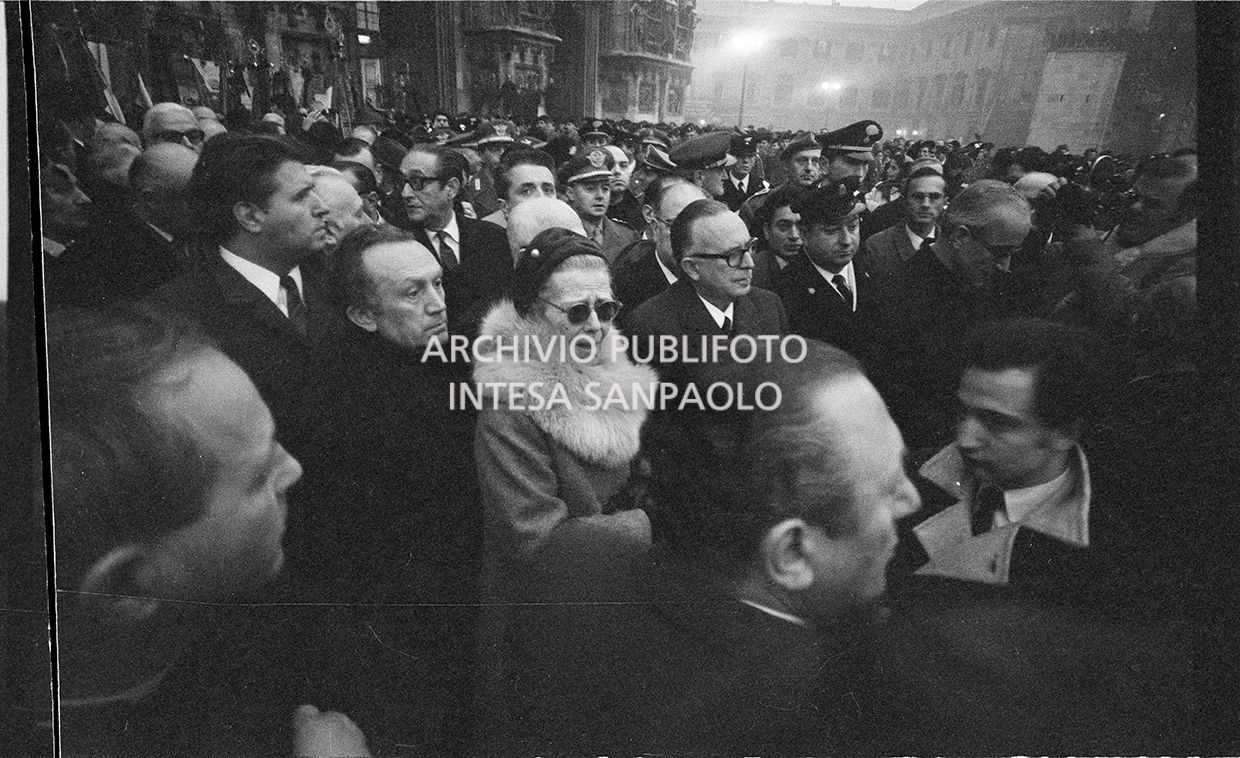 Strage di piazza Fontana: funerali delle vittime in piazza del Duomo e danni alla Banca Nazionale dell'Agricoltura di Milano