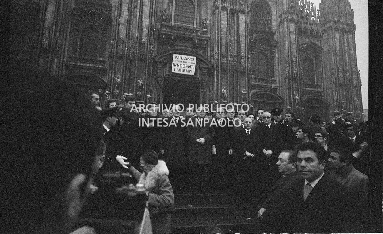 Strage di piazza Fontana: funerali delle vittime in piazza del Duomo e danni alla Banca Nazionale dell'Agricoltura di Milano
