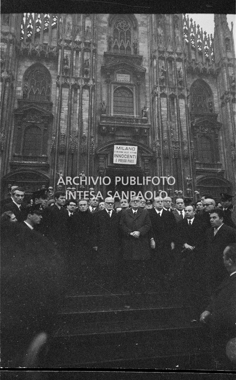 Strage di piazza Fontana: funerali delle vittime in piazza del Duomo e danni alla Banca Nazionale dell'Agricoltura di Milano