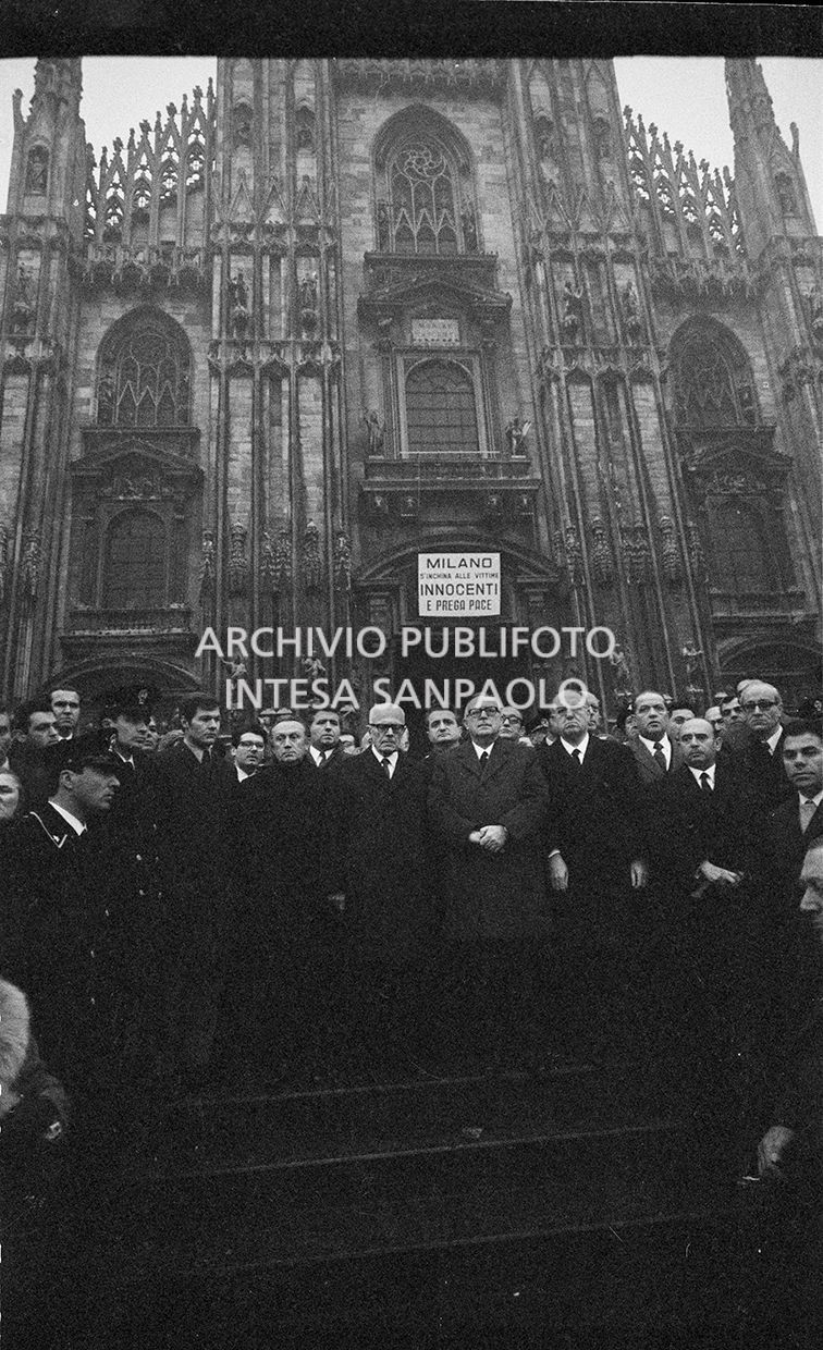 Strage di piazza Fontana: funerali delle vittime in piazza del Duomo e danni alla Banca Nazionale dell'Agricoltura di Milano
