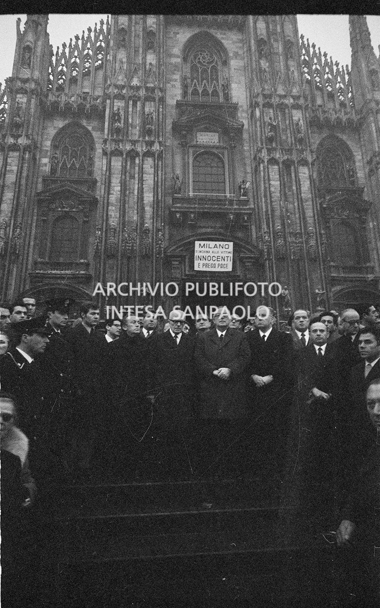Strage di piazza Fontana: funerali delle vittime in piazza del Duomo e danni alla Banca Nazionale dell'Agricoltura di Milano