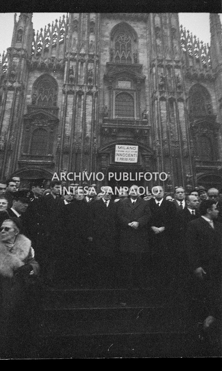 Strage di piazza Fontana: funerali delle vittime in piazza del Duomo e danni alla Banca Nazionale dell'Agricoltura di Milano