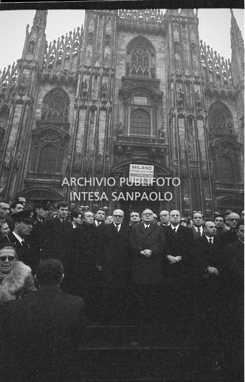 Strage di piazza Fontana: funerali delle vittime in piazza del Duomo e danni alla Banca Nazionale dell'Agricoltura di Milano