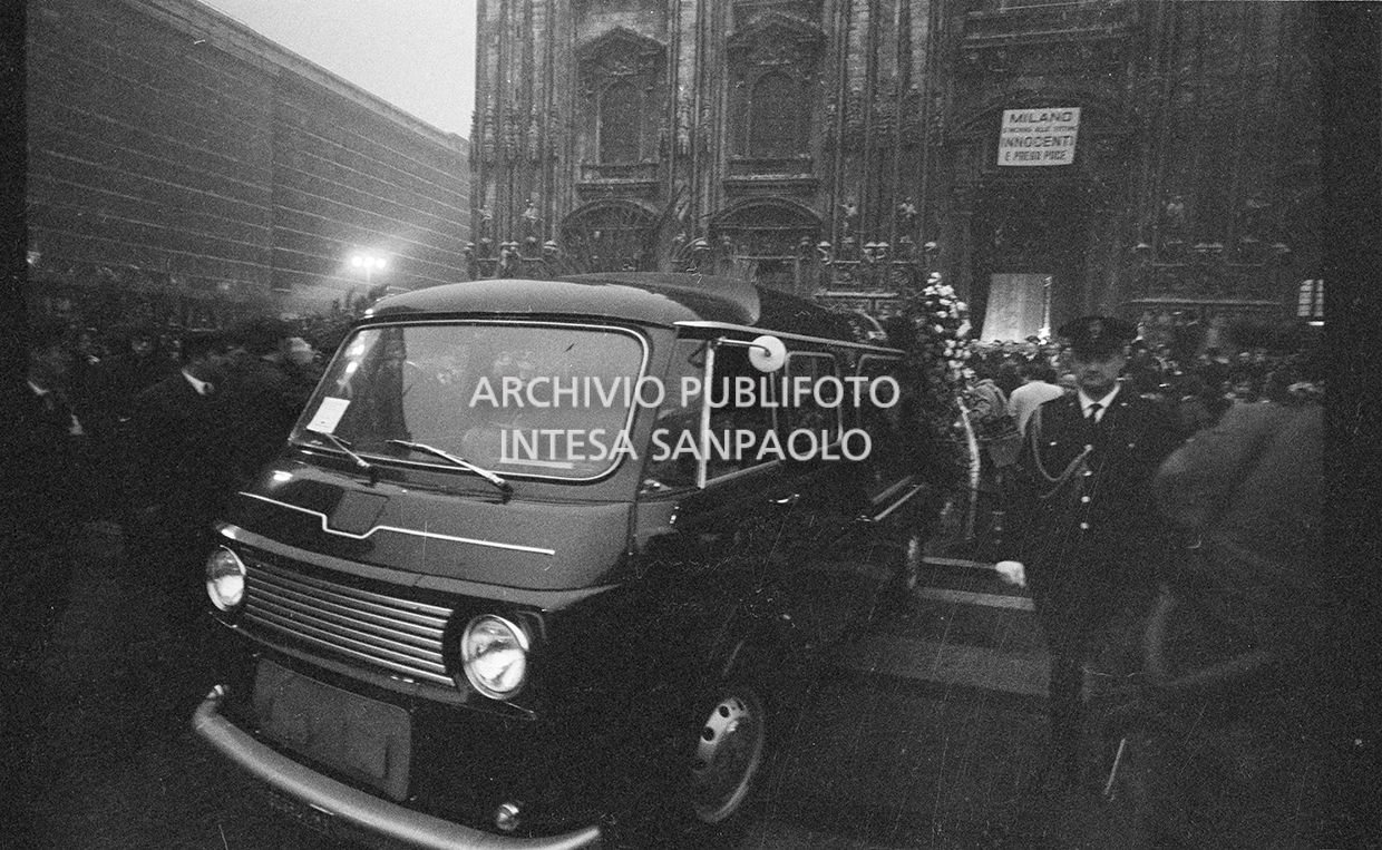 Strage di piazza Fontana: funerali delle vittime in piazza del Duomo e danni alla Banca Nazionale dell'Agricoltura di Milano