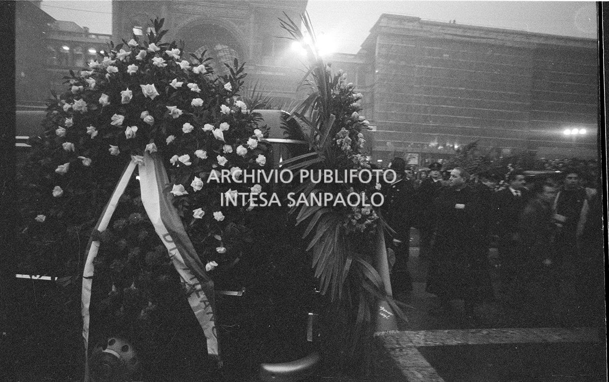 Strage di piazza Fontana: funerali delle vittime in piazza del Duomo e danni alla Banca Nazionale dell'Agricoltura di Milano