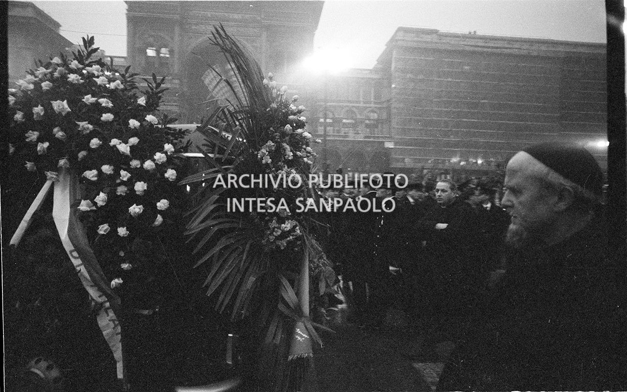 Strage di piazza Fontana: funerali delle vittime in piazza del Duomo e danni alla Banca Nazionale dell'Agricoltura di Milano