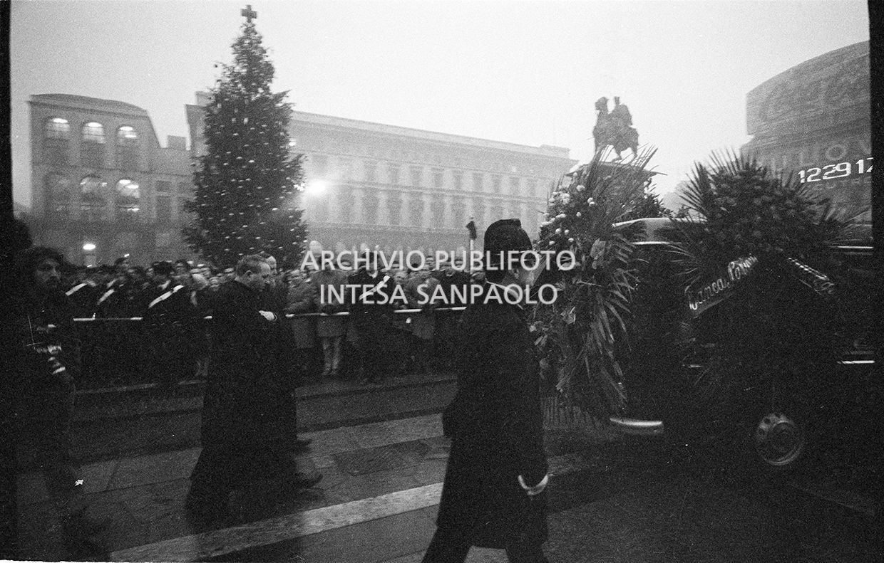 Strage di piazza Fontana: funerali delle vittime in piazza del Duomo e danni alla Banca Nazionale dell'Agricoltura di Milano