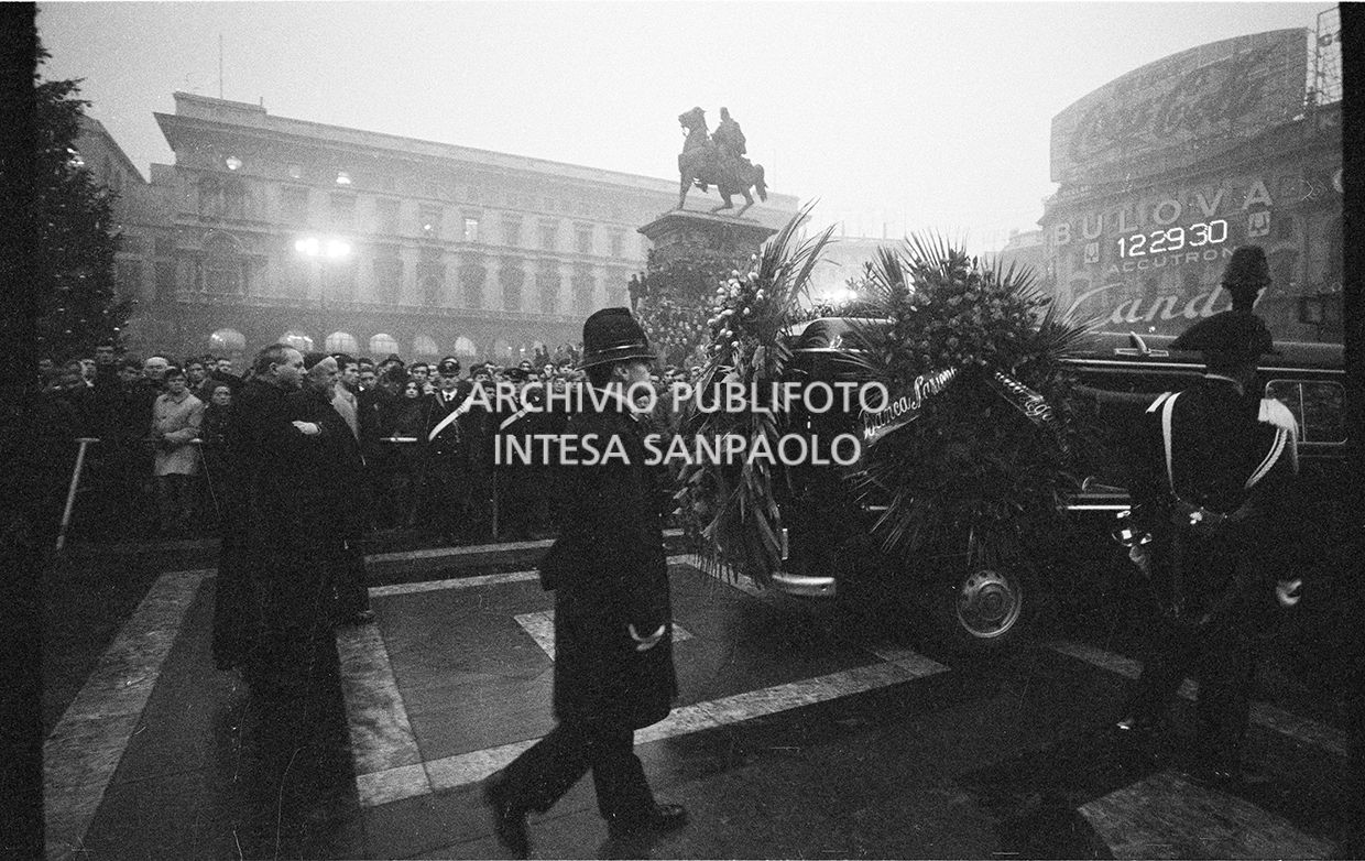 Strage di piazza Fontana: funerali delle vittime in piazza del Duomo e danni alla Banca Nazionale dell'Agricoltura di Milano