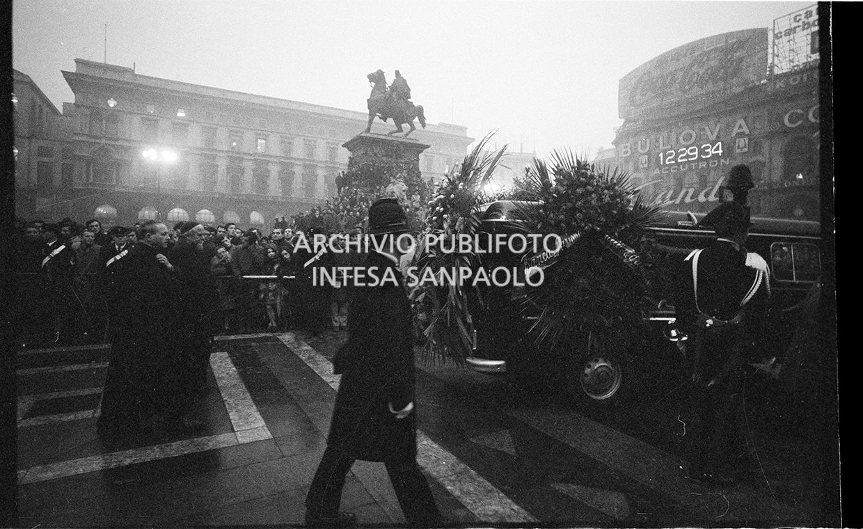 Strage di piazza Fontana: funerali delle vittime in piazza del Duomo e danni alla Banca Nazionale dell'Agricoltura di Milano