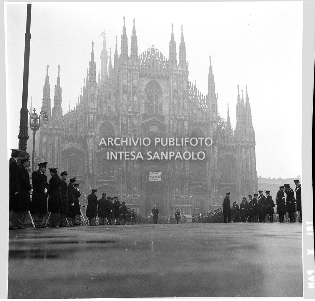 Strage di piazza Fontana: funerali delle vittime in piazza del Duomo e danni alla Banca Nazionale dell'Agricoltura di Milano