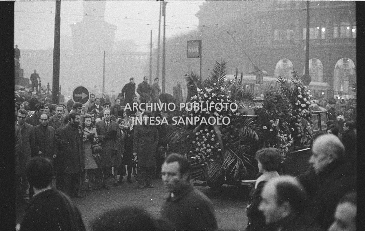 Strage di piazza Fontana: funerali delle vittime in piazza del Duomo e danni alla Banca Nazionale dell'Agricoltura di Milano