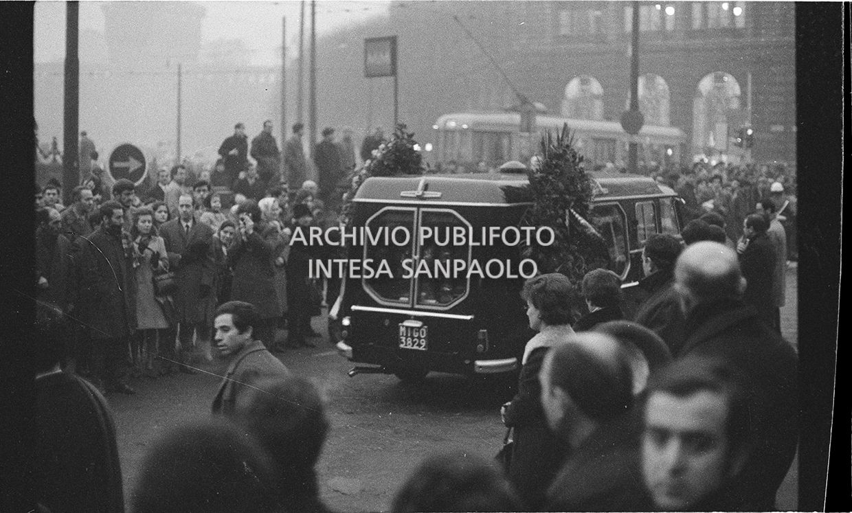 Strage di piazza Fontana: funerali delle vittime in piazza del Duomo e danni alla Banca Nazionale dell'Agricoltura di Milano