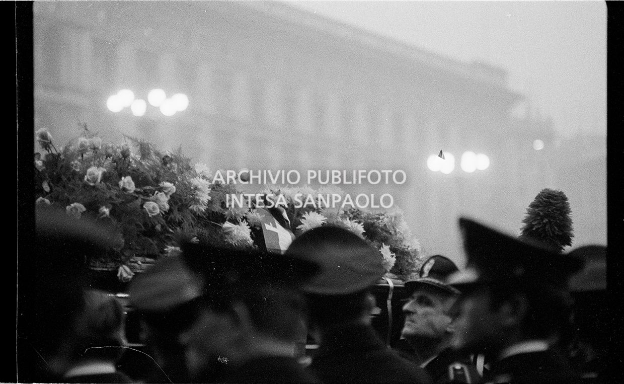 Strage di piazza Fontana: funerali delle vittime in piazza del Duomo e danni alla Banca Nazionale dell'Agricoltura di Milano