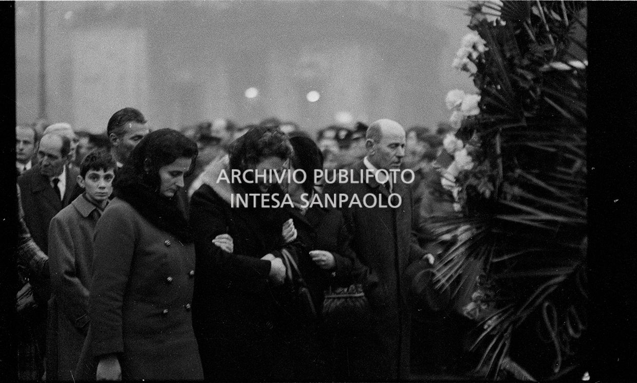Strage di piazza Fontana: funerali delle vittime in piazza del Duomo e danni alla Banca Nazionale dell'Agricoltura di Milano