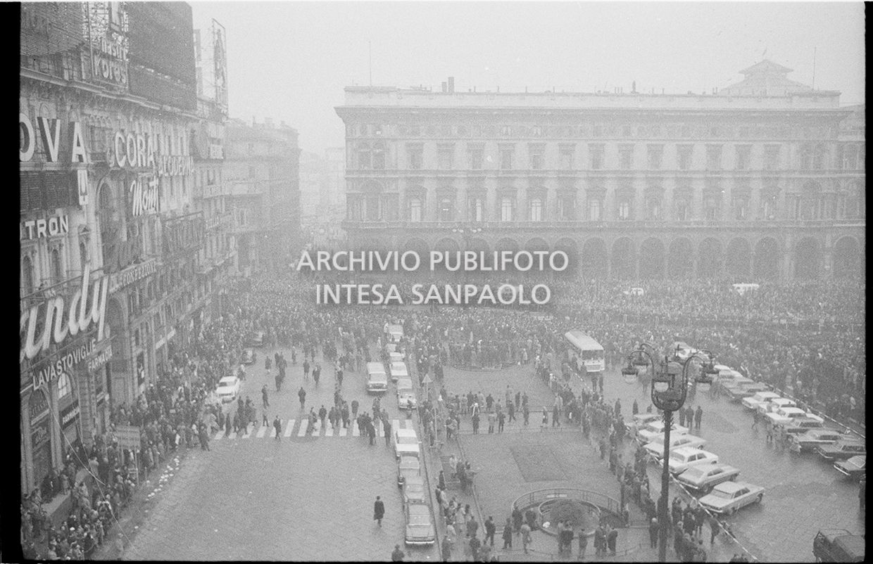 Strage di piazza Fontana: funerali delle vittime in piazza del Duomo e danni alla Banca Nazionale dell'Agricoltura di Milano