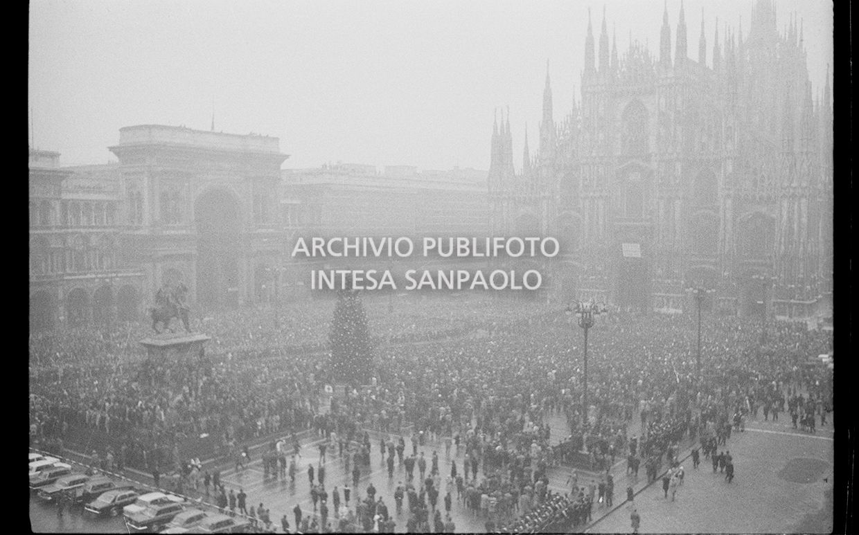 Strage di piazza Fontana: funerali delle vittime in piazza del Duomo e danni alla Banca Nazionale dell'Agricoltura di Milano