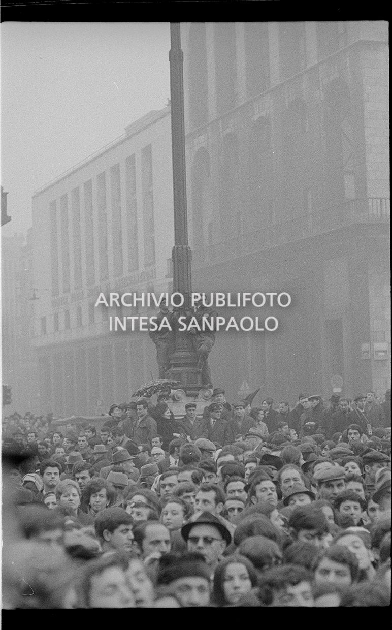 Strage di piazza Fontana: funerali delle vittime in piazza del Duomo e danni alla Banca Nazionale dell'Agricoltura di Milano