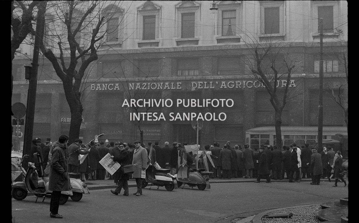 Strage di piazza Fontana: funerali delle vittime in piazza del Duomo e danni alla Banca Nazionale dell'Agricoltura di Milano