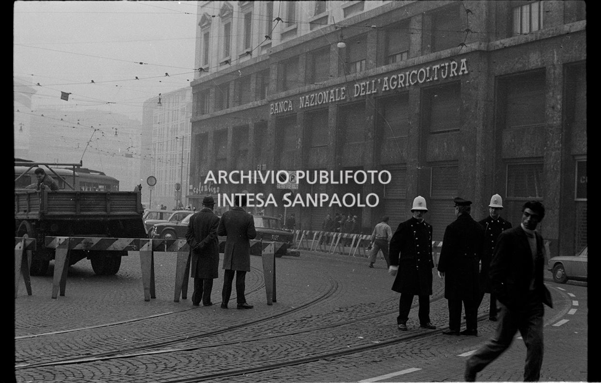 Strage di piazza Fontana: funerali delle vittime in piazza del Duomo e danni alla Banca Nazionale dell'Agricoltura di Milano