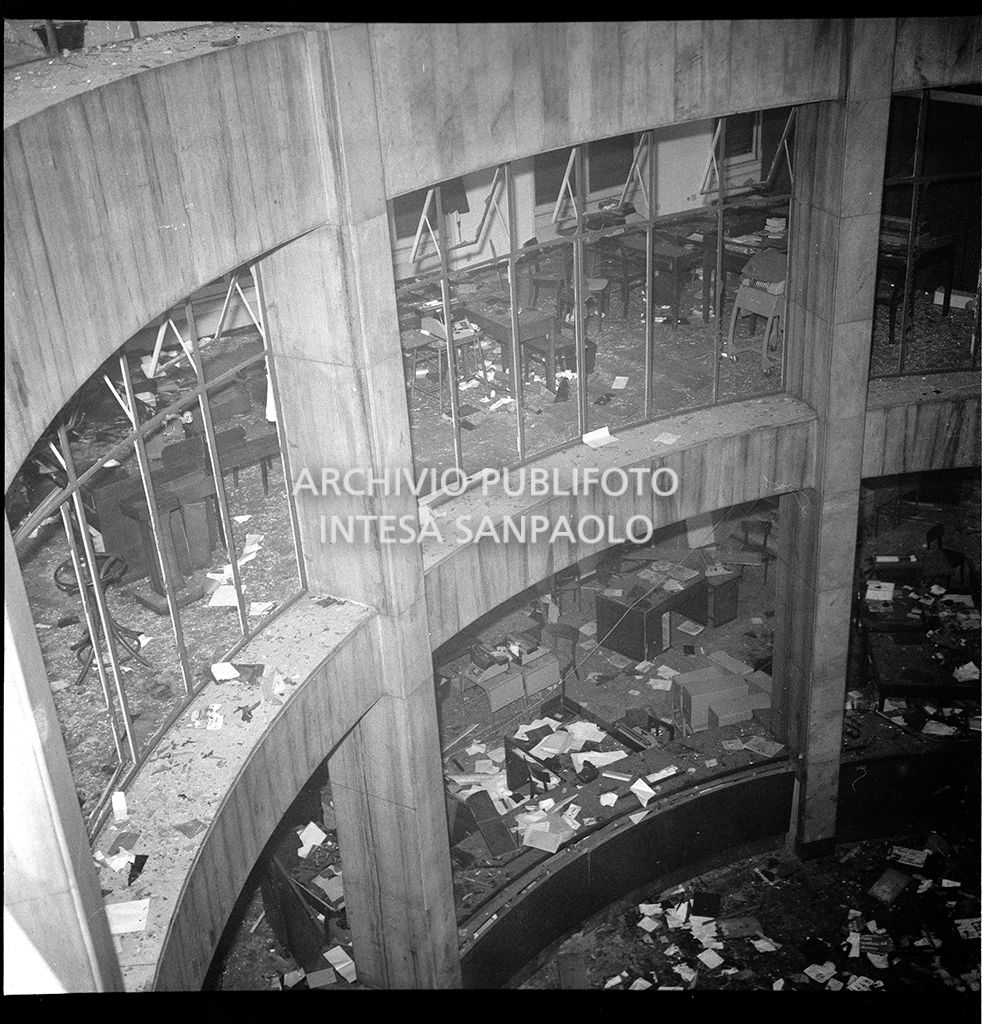 Strage di piazza Fontana: funerali delle vittime in piazza del Duomo e danni alla Banca Nazionale dell'Agricoltura di Milano